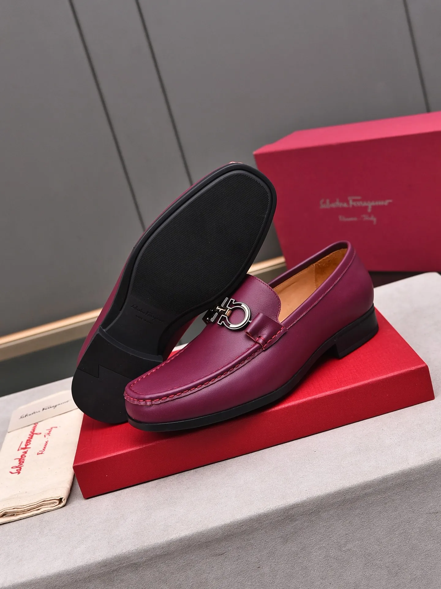 Factory: 250 [Original running volume quality] Brand: Ferragamo (Ferragamo) Size: Men's size 38/44 (45 can be customized) Grade: Same style as the official website High-end quality men's shoes Material: Original first-layer calfskin Water-dyed cowhide lining Original outsole Style category: Men's fashion formal business casual leather shoes Slip-on men's shoes high-top series Young fashion European and American trends British style Casual matching Comfortable feet